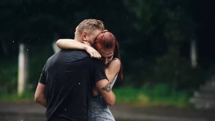 તમારા પાર્ટનરને હગ કરવાથી ઘણી રાહત મળે છે. કદાચ આ જ કારણસર આલિંગનને જાદુઈ આલિંગન પણ કહેવામાં આવે છે. જ્યારે તમારો પાર્ટનર તમને તેની બાહોમાં લે છે, ત્યારે તે ક્ષણમાં બધી સમસ્યાઓ તરત જ અદૃશ્ય થઈ જાય છે.