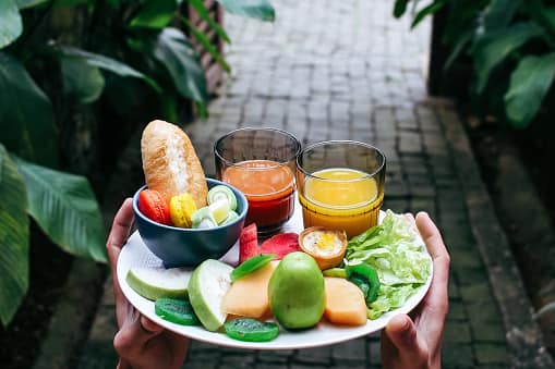 Practice Mindful Eating: Embrace the art of mindful eating by savoring each bite, chewing slowly, and paying attention to hunger and fullness cues. This allows you to appreciate your food and helps prevent overeating by staying in tune with your body. (Image Source: Getty)