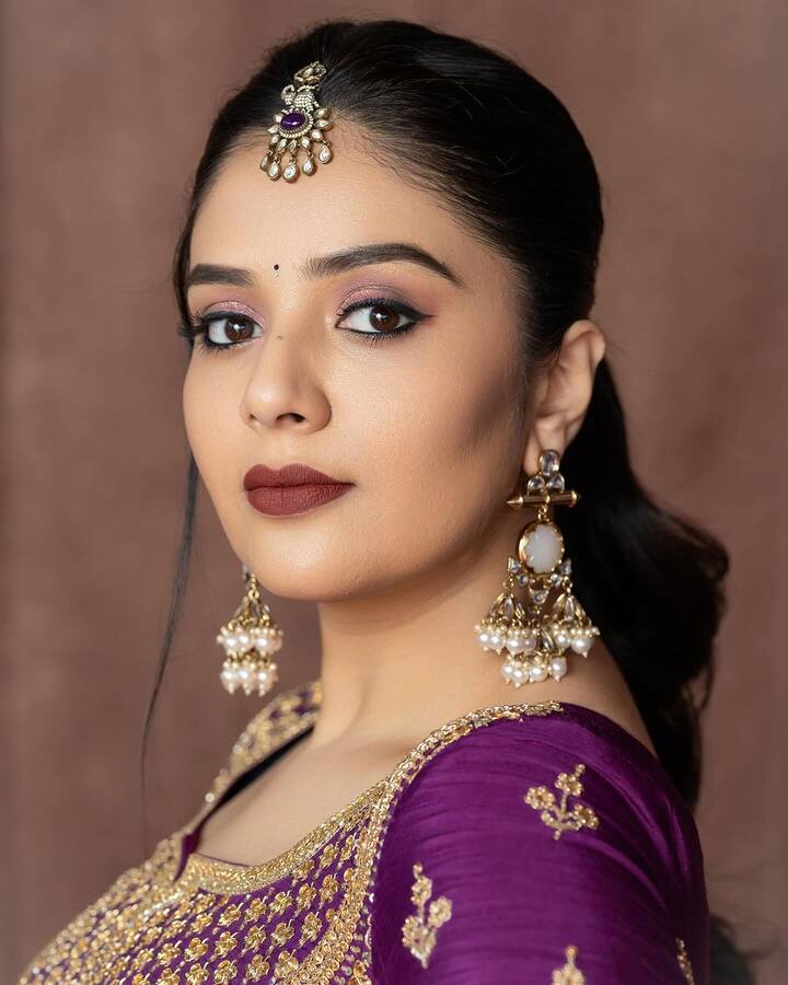 జులాయి సినిమాతో సినీ కెరీర్ ప్రారంభించి.. నేను శైలజలో నటించి తాజాగా భోళా శంకర్లో నటించి మెప్పించింది. నటిగా కూడా తన పాత్రలకు న్యాయం చేస్తుంది శ్రీముఖి.(Images Source : Instagram/sreemukhi)