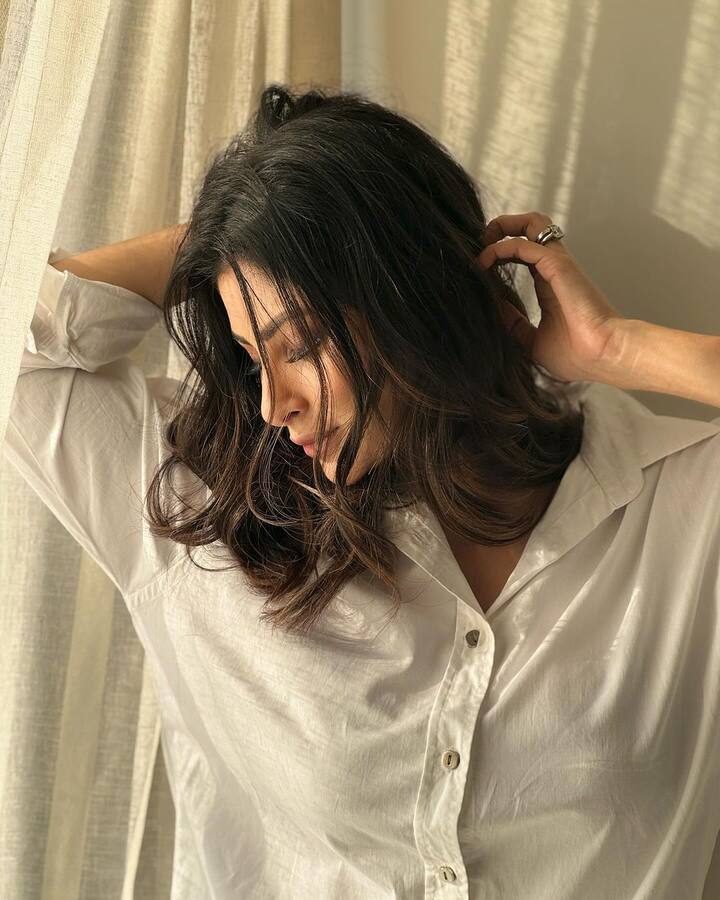 தற்போது இவர் மாடர்ன் உடையில் சில அசத்தல் புகைப்படங்களை பதிவிட்டுள்ளார்.