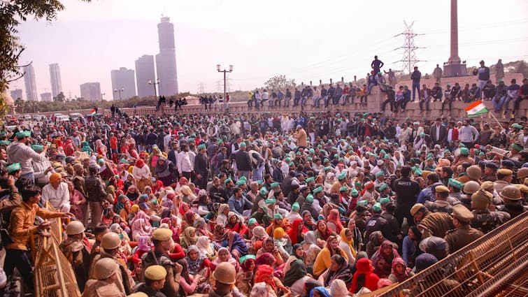 Farmers Protest marathi news important meeting of center and farmers organizations today  Farmers Protest : दिल्लीकडे कूच की घरी परतणार? केंद्र आणि शेतकरी संघटनांची आज महत्त्वाची बैठक, नेमकं कुठे अडलं? जाणून घ्या