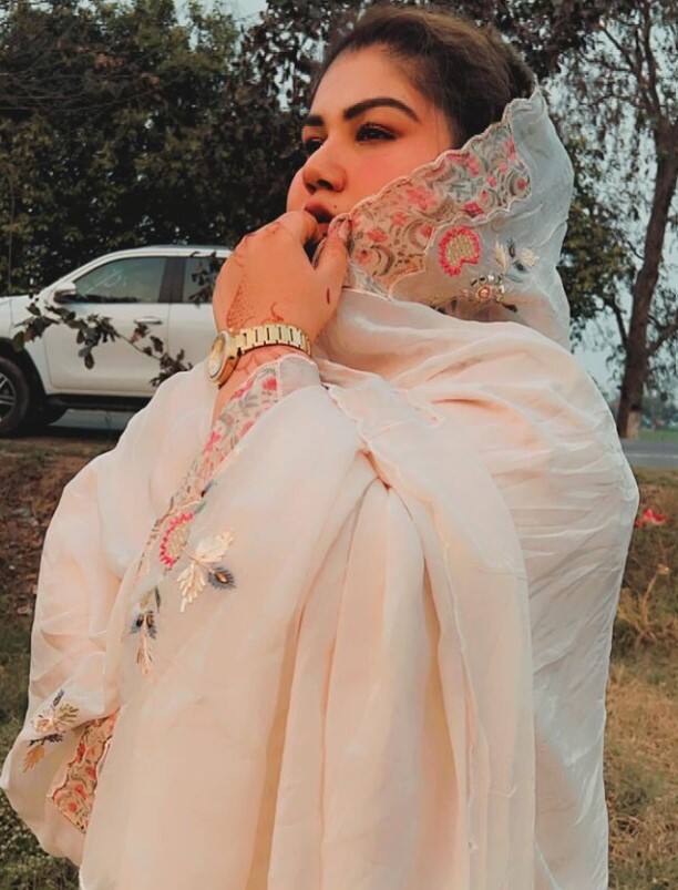 ਆਪਣੇ ਗੀਤਾਂ ਵਿੱਚ ਸੱਚਾਈ ਬਿਆਨ ਕਰਨ ਵਾਲੀ ਗਾਇਕਾ ਕਿਸੇ ਸਾਹਮਣੇ ਆਪਣੀ ਗੱਲ ਰੱਖਣ ਤੋਂ ਨਹੀਂ ਡਰਦੀ। ਹਾਲ ਹੀ ਵਿੱਚ ਵੀ ਕੁਝ ਅਜਿਹਾ ਹੀ ਹੋਇਆ। ਦਰਅਸਲ, ਇੱਕ ਯੂਜ਼ਰ ਵੱਲ਼ੋਂ ਧਾਂਦਲੀ ਬਾਰੇ ਅਜਿਹਾ ਕਮੈਂਟ ਕੀਤਾ ਗਿਆ, ਜਿਸ ਤੋਂ ਬਾਅਦ ਉਹ ਚੁੱਪ ਨਹੀਂ ਰਹੀ।