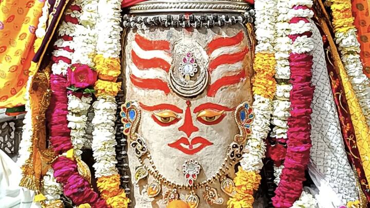 महाकालेश्वर मंदिर समिति श्रद्धालुओं के बढ़ रहे आंकड़े से काफी उत्साहित है. महाकालेश्वर मंदिर प्रबंध समिति के अध्यक्ष और उज्जैन के कलेक्टर नीरज कुमार सिंह ने बताया कि महाकालेश्वर मंदिर में श्रद्धालुओं को सुलभता से दर्शन कराए जा रहे हैं जिसकी वजह से श्रद्धालुओं की संख्या में लगातार बढ़ोतरी हो रही है.