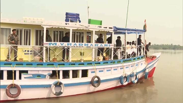 কলকাতা থেকে কনভয়ে সড়কপথে ধামাখালি। তারপর সেখান জেটিঘাট থেকে লঞ্চে চড়ে সন্দেশখালি গিয়েছিলেন রাজ্যপাল সিভি আনন্দ বোস।