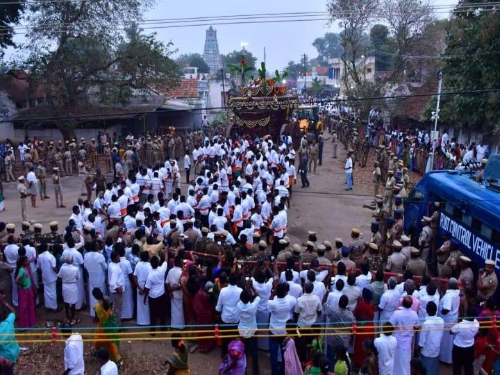 தேரோட்டமானது கோவில் வாயிலிருந்து புறப்பட்டு கோவிலுக்குச் சொந்தமான குளத்தை சுற்றி சுமார் ஒன்றரை கிலோ மீட்டர் தூரம் பயணித்து மீண்டும் கோயிலின் வாசலில் நிலைக்கு வந்தது.