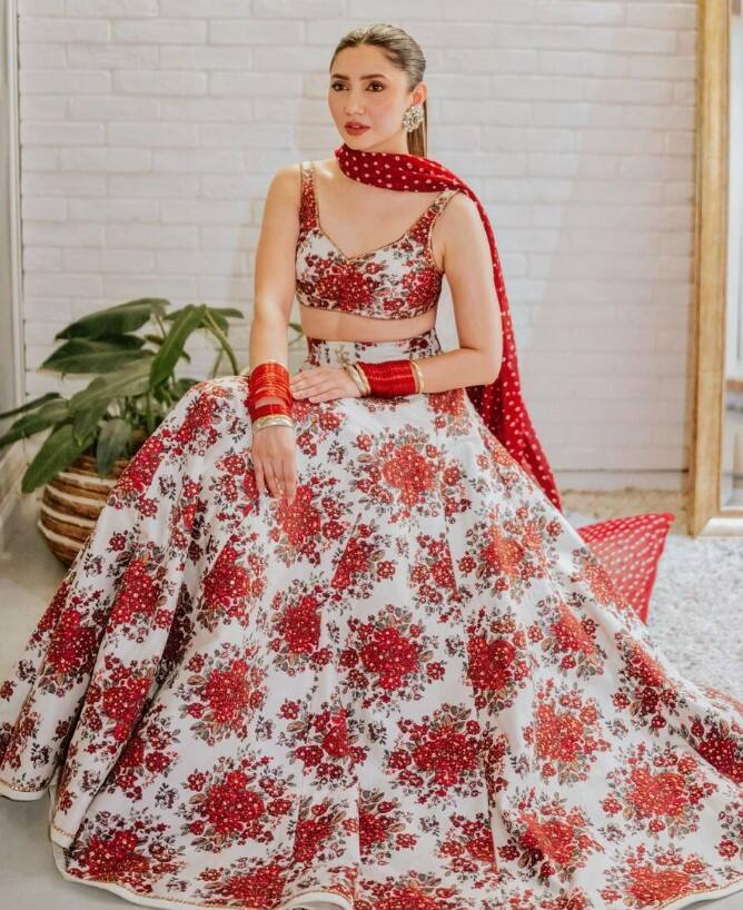 ਮਾਹਿਰਾ ਆਪਣੀ ਪ੍ਰੋਫੈਸ਼ਨਲ ਲਾਈਫ ਤੋਂ ਜ਼ਿਆਦਾ ਆਪਣੀ ਨਿੱਜੀ ਜ਼ਿੰਦਗੀ ਨੂੰ ਲੈ ਕੇ ਹਮੇਸ਼ਾ ਸੁਰਖੀਆਂ 'ਚ ਰਹਿੰਦੀ ਹੈ। ਮਾਹਿਰਾ ਖਾਨ ਨੇ ਹਾਲ ਹੀ 'ਚ ਦੂਜਾ ਵਿਆਹ ਕੀਤਾ ਹੈ। ਅਕਤੂਬਰ 2023 ਵਿੱਚ ਹੀ ਉਸਦਾ ਵਿਆਹ ਹੋਇਆ ਸੀ।