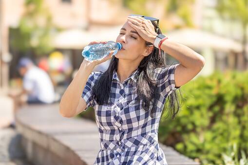 Hydrate Before Meals: Drink a glass of water before meals to help curb your appetite. Sometimes, our bodies mistake thirst for hunger, so staying hydrated can prevent unnecessary overeating. (Image Source: Getty)