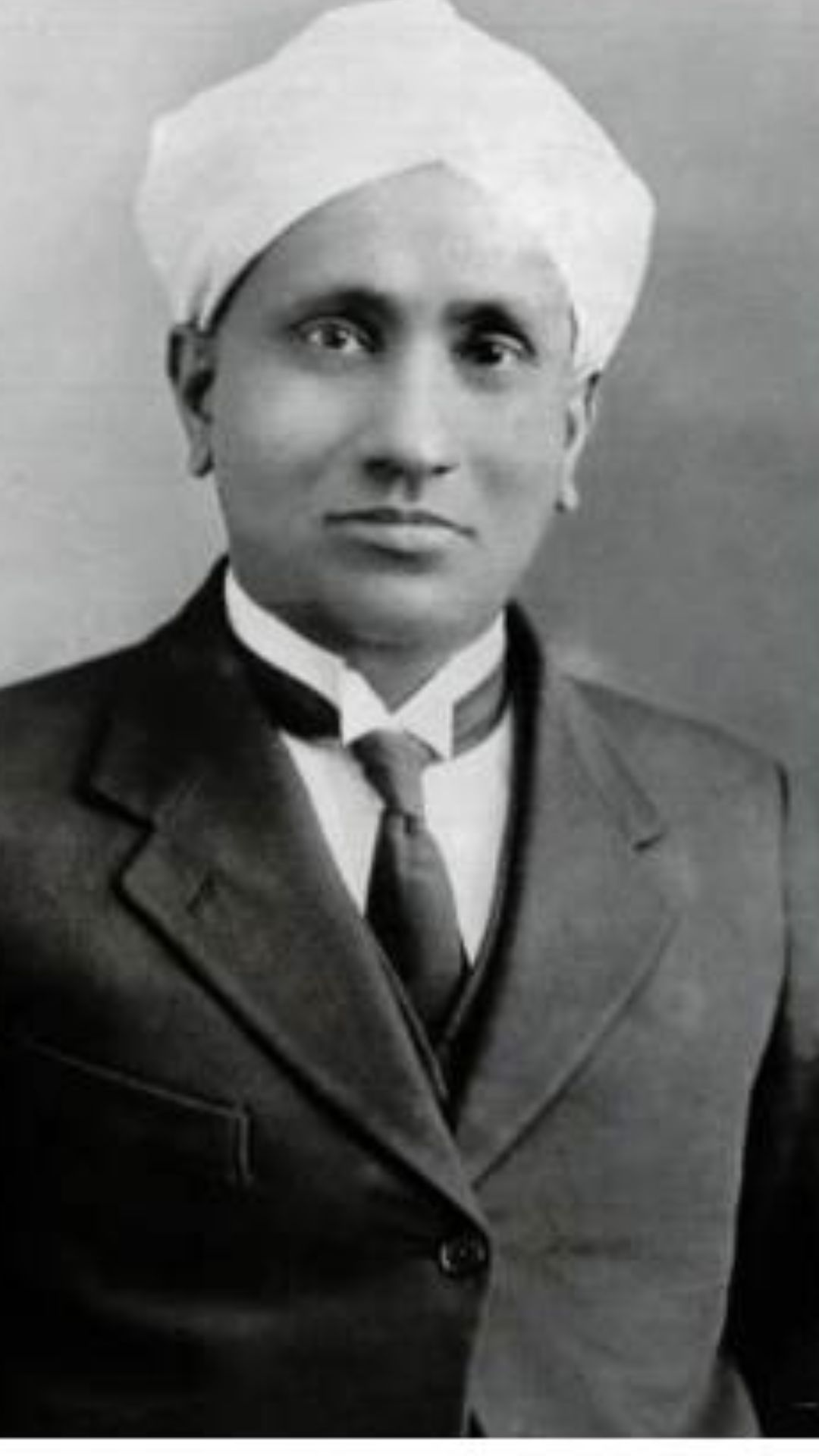 சி.வி ராமன் - ஒளி விலகல் தொடர்பான ஆய்வில் வெற்றி கண்டார்