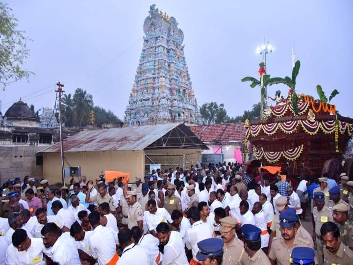 தடுப்பு வேலிகள் அமைக்கப்பட்டது அதற்குள் நின்று கிராம மக்கள் தேர் வெள்ளோட்டத்தை பார்த்தனர்.