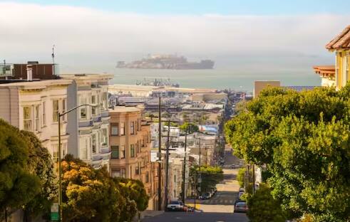 ਟੂਵਾਲੂ (Tuvalu) ਚੌਥੇ ਨੰਬਰ 'ਤੇ ਹੈ। ਇਹ ਦੇਸ਼ 26 ਵਰਗ ਕਿਲੋਮੀਟਰ ਵਿੱਚ ਫੈਲਿਆ ਹੋਇਆ ਹੈ। ਇੱਥੋਂ ਦੀ ਸਰਕਾਰੀ ਭਾਸ਼ਾ Tuvaluan English ਹੈ। ਇੱਥੇ ਦੀ ਆਬਾਦੀ 11,204 ਹੈ।