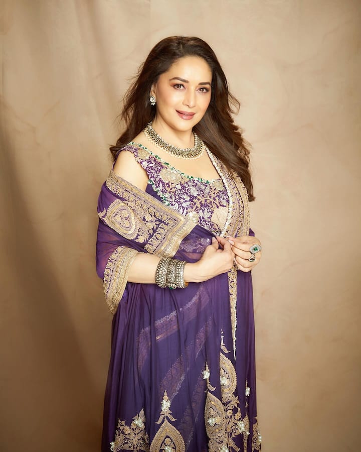 माधुरीने नुकताच तिचा एक लूक शेअर केलाय ज्यात ती पर्पल ड्रेस मध्ये दिसत आहे. (pc:madhuridixitnene/ig)
