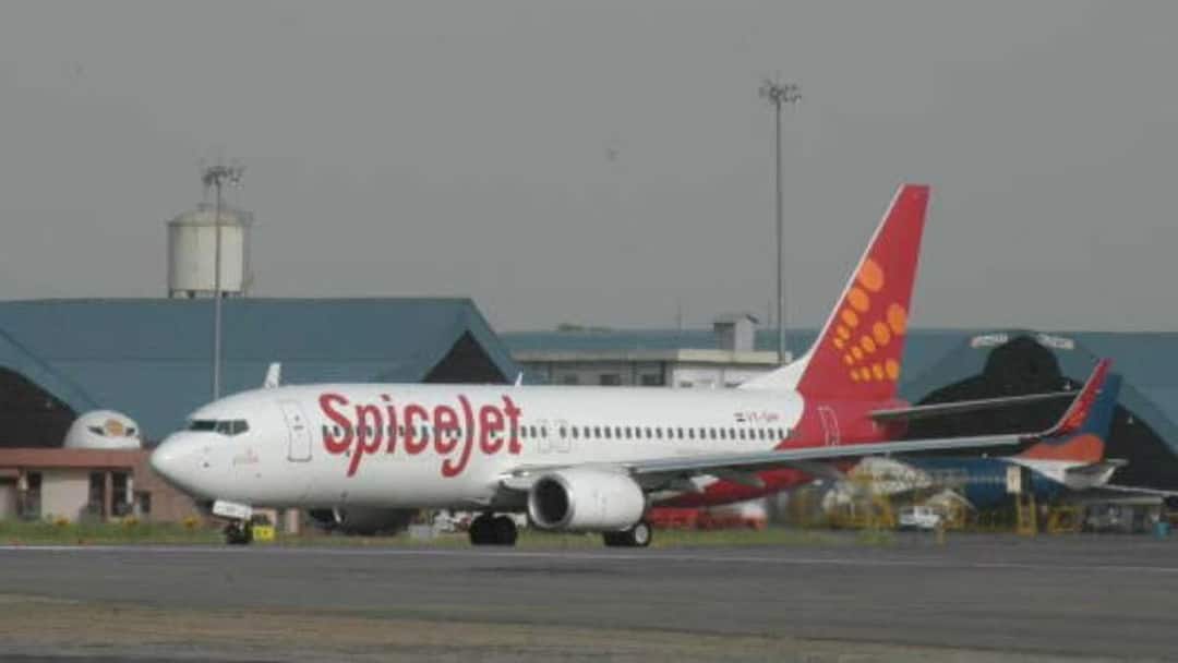 SpiceJet To Lay Off 1,400 Employees Says Report స్పైస్‌జెట్‌లో భారీ లేఆఫ్‌లు, ఉద్యోగులకు జీతాలివ్వలేని స్థితిలో కంపెనీ