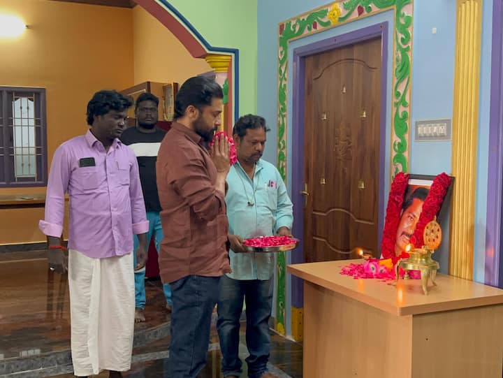 இந்நிலையில், இன்று நடிகர் சூர்யா நேரில் சென்று மணிகண்டன் படத்திற்கு மலர் தூவி அஞ்சலி செலுத்தி அவரின் குடும்பத்தாருக்கு ஆறுதல் தெரிவித்தார்.