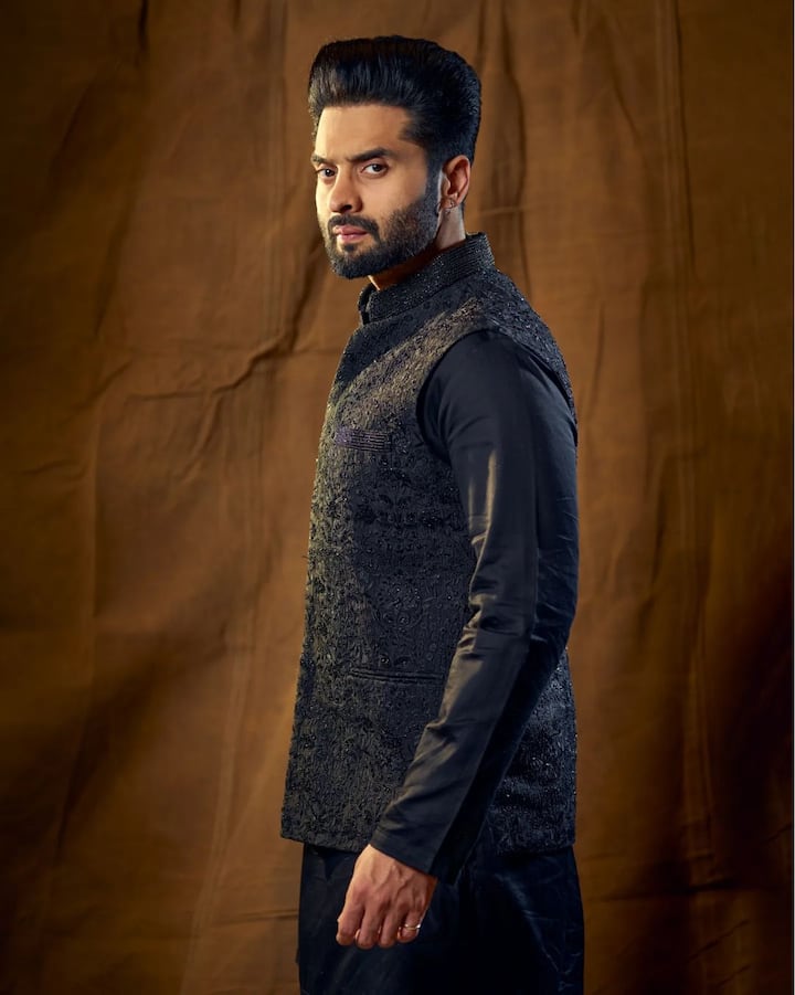 इस बात से तो सभी वाकिफ होंगे कि जैकी प्रोड्यूसर वासु भगनानी के बेटे हैं. जिन्होंने साल 2011 में बतौर चाइल्ड आर्टिस्ट एक्टिंग में कदम रखा था. एक्टर की पहली फिल्म साल 2001 में रिलीज हुई फिल्म 'रहना है तेरे दिल में' में थी.