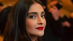 टॉमी-हिलफिगरसह सोनम कपूरने दिसली बॉसी लुकमध्ये, न्यूयॉर्क फॅशन शोमधील फोटो व्हायरल!