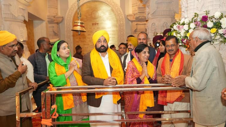 Delhi CM Arvind Kejriwal Visits Ayodhya Ram Mandir with Punjab CM Bhagwant Mann Ramlala Darshan ANN Ram Mandir News: सीएम केजरीवाल और मुख्यमंत्री भगवंत मान परिवार के साथ पहुंचे अयोध्या, भगवान रामलला के किए दर्शन