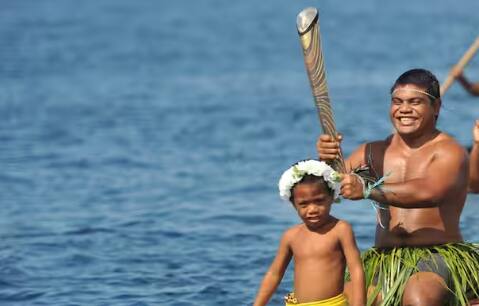 ਮੋਨਾਕੋ ਦੂਜੇ ਨੰਬਰ 'ਤੇ ਹੈ। ਇਹ ਦੇਸ਼ 2.08 ਵਰਗ ਕਿਲੋਮੀਟਰ ਵਿੱਚ ਹੈ। ਇੱਥੋਂ ਦੀ ਆਬਾਦੀ 39,050 ਹੈ। ਇਸ ਦੇਸ਼ ਦੀ ਸਰਕਾਰੀ ਭਾਸ਼ਾ ਫ੍ਰੈਂਚ ਹੈ। ਜਦੋਂ ਕਿ ਇੱਥੇ ਦੀ ਮੁਦਰਾ ਯੂਰੋ ਹੈ।