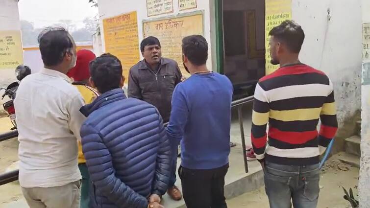 UP Siddharthnagar Warning on tilak and kalava in government school video viral ANN Siddharthnagar News: तिलक-कलावा के साथ स्कूल पहुंचे छात्रों को शिक्षक की चेतावनी, परिजनों ने सीएम योगी से की शिकायत