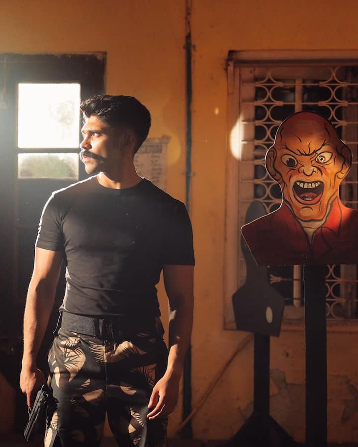 இப்படத்தில் துருவின் அப்பாவான விக்ரமும் நடித்திருந்தார்.