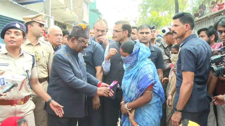 রাজ্যপালের পায়ের সামনে বসে পড়তে দেখা যায় মহিলাদের। রাজ্যপালের কাছে লিখিত অভিযোগ দেওয়া হয়েছে আন্দোলনকারীদের তরফে। কীভাবে মহিলাদের ডেকে পাঠানো হতো। কীভাবে অস্ত্রের ভয় দেখিয়ে মুখ বুজিয়ে রাখা হতো, কীভাবে পরিবারের ক্ষতি করানোর ভয় দেখানো হতো, সবটাই রাজ্যপালের সামনে তুলে ধরেন তাঁরা।
