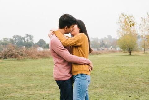 Happy Hug Day 2024: પાર્ટનરને ગળે લગાવવાથી થાય છે અદ્ભુત ફાયદા, આ જાણ્યા પછી તમે રોજ મળવાનું શરૂ કરી દેશો