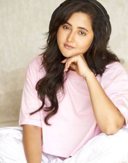 भोली सी सूरत से हर किसी को दीवाना बनाने वाली टीवी एक्ट्रेस रश्मि देसाई बेहद खूबसूरत हैं. रश्मि अपनी फिटनेस को लेकर भी काफी एक्टिव रहती हैं. सोशल मीडिया पर लाखों लोग उन्हें फॉलो करते हैं.