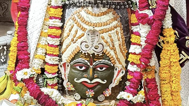 महाकालेश्वर मंदिर प्रबंध समिति के प्रशासक संदीप कुमार सोनी ने बताया कि महाकालेश्वर मंदिर में सामान्य रूप से भी प्रतिदिन लगभग 1.5 लाख से 02 लाख श्रद्धालु श्री महाकालेश्वर भगवान के दर्शन कर रहे हैं.