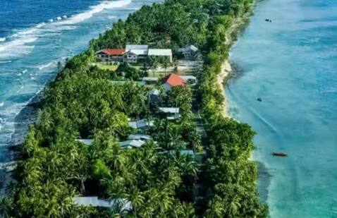 ਨੌਰੂ ਤੀਜੇ ਨੰਬਰ 'ਤੇ ਹੈ। ਇਹ ਦੇਸ਼ 21 ਵਰਗ ਕਿਲੋਮੀਟਰ ਵਿੱਚ ਸਥਿਤ ਹੈ। ਇਸ ਦੇਸ਼ ਦੀ ਸਰਕਾਰੀ ਭਾਸ਼ਾ ਨਾਊਰੋਨ ਹੈ। ਇੱਥੇ ਡਾਲਰ ਕੰਮ ਕਰਦਾ ਹੈ। ਇੱਥੋਂ ਦੀ ਆਬਾਦੀ 10 ਹਜ਼ਾਰ ਦੇ ਕਰੀਬ ਹੈ।