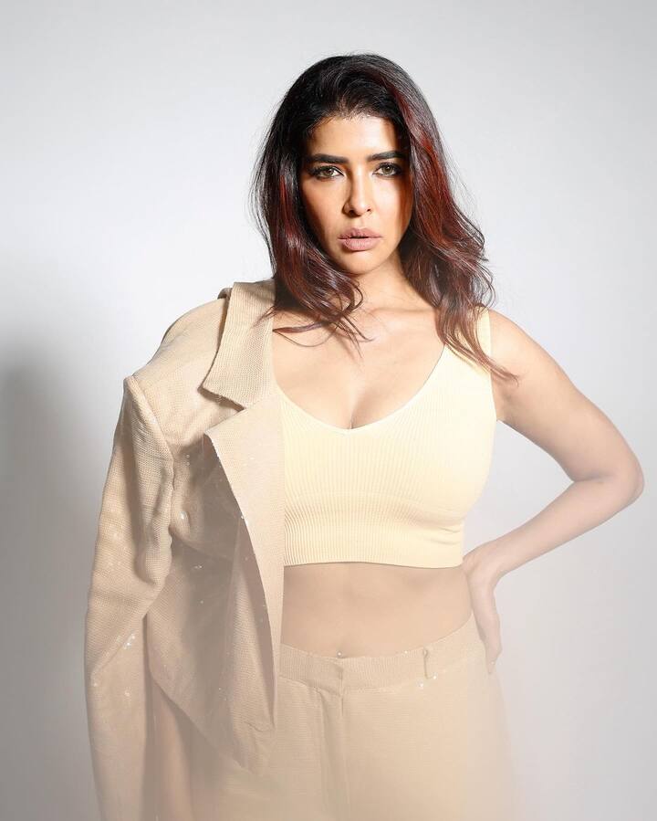సినిమాల్లోకి రాకముందు ఈ భామ బుల్లితెరపై పలు టాక్ షోలు చేసింది. లక్ష్మీ టాక్ షో అంటే ప్రేక్షకులు ఎదురు చూసేంతంగా ఫేమ్ సంపాదించుకుంది. పలు హాలీవుడ్ సినిమాల్లో నటించిన ఖ్యాతి కూడా ఈ భామకి ఉంది. (Images Source : Instagram/lakshmimanchu)