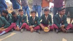 बस्तर में एकलव्य विद्यालय के आदिवासी छात्रों ने सड़क पर दिया धरना, स्कूल पर आरोप- भूखे सोने पर मजबूर बच्चे