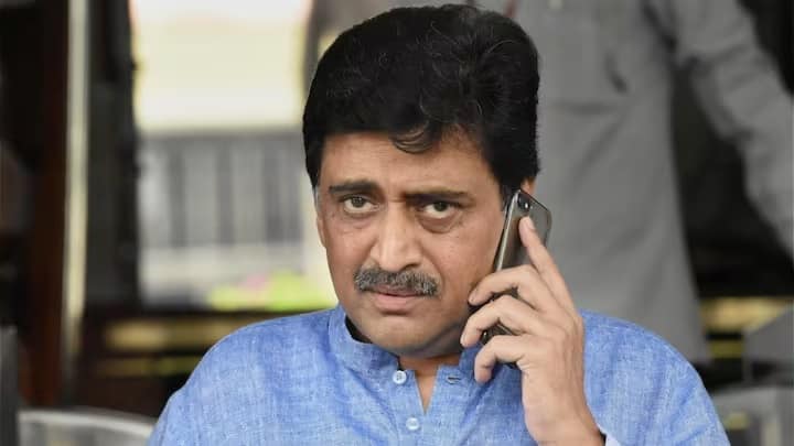 Ashok Chavan resigns news ashok chavan story of his resigns from Congress before lok sabha elections will enter BJP Maharashtra Politics Marathi News Maharashtra Politics: अशोक चव्हाणांनी काँग्रेसचा 'हात' सोडला, भाजपची साथ देणार? महाराष्ट्राच्या राजकारणाची Inside Story