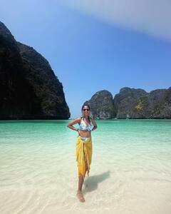 Keerthi Pandian Photos : கணவர் அசோக் செல்வனுடன் சில் செய்யும் கீர்த்தி பாண்டியன்!