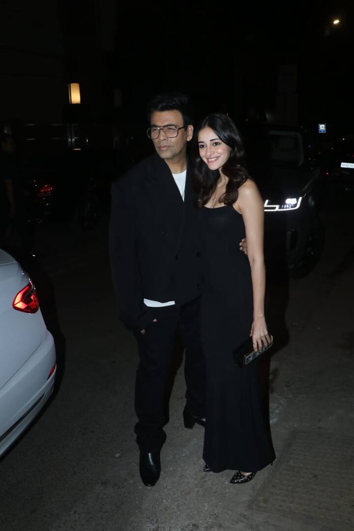 अनन्या ने फिल्म मेकर करण जौहर के साथ भी पोज दिए.