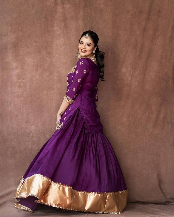 టీవీల్లోని కార్యక్రమాలతో పాటు పలు ఈవెంట్లతో బిజీగా మారింది. అంతేకాకుండా యూట్యూబ్ ఛానల్ పెట్టి తన పర్సనల్ విషయాలు షేర్ చేసుకుంటూ ఉంటుంది. ప్రస్తుతం సూపర్ సింగర్ షోకు వ్యాఖ్యాతగా పనిచేస్తుంది శ్రీముఖి.(Images Source : Instagram/sreemukhi)