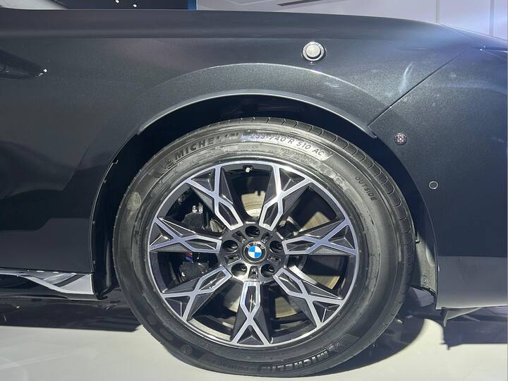 Wheels and tyres are also important and here, the 20-inch wheels have special PAX tyres which have a run flat ring positioned on the wheel rim which means that the car can keep driving at up to 80 km/h even with loss of pressure. (Source: Somnath Chatterjee)