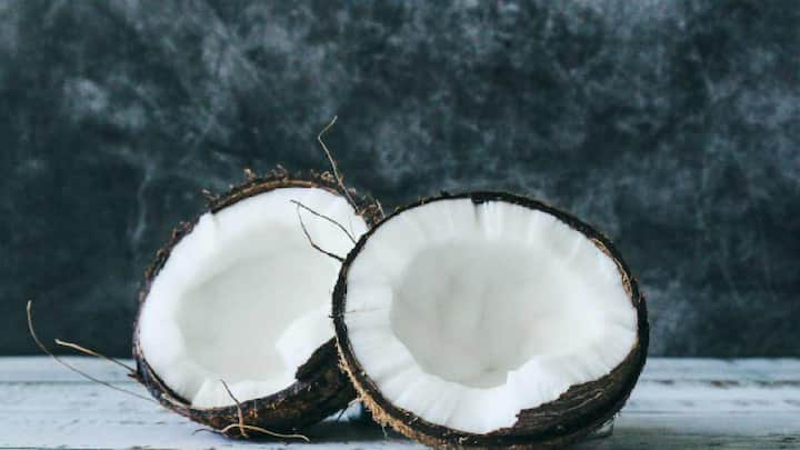 coconut benefits :कच्चे नारळ खाण्याचे अनेक मोठे फायदे आहेत. थंडीच्या दिवसात नारळपाणी पिणे देखील फायद्याचे ठरते. (Photo credit: Unsplash)