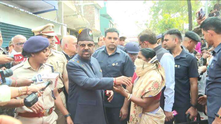 সূত্রের খবর, ঘটনায় রাজ্য সরকারের কাছে রিপোর্ট তলব করেছেন রাজ্যপাল। কেন্দ্রীয় সশস্ত্র পুলিশ বাহিনীর সঙ্গে কথাও বলেছেন সি ভি আনন্দ বোস। এদিন সন্দেশখালি যাওয়ার আগে তিনি বলেন, 'শিউরে ওঠার মতো, বিধ্বস্ত করার মতো খবর শুনেই কেরল থেকে ফিরেছি।'