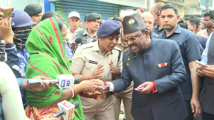 সেখানে পৌঁছতেই তাঁকে ঘিরে ধরেন আতঙ্কিত মহিলারা। তাঁদের দাবি, রাজ্য পুলিশের উপর তাঁদের ভরসা নেই। সুরক্ষার জন্য় কেন্দ্রীয় পুলিশের দাবি জানিয়েছেন তাঁরা। সন্দেশখালিতে পুলিশের বিরুদ্ধে অত্যাচারের অভিযোগও উঠেছে। এদিন রাজ্যপাল পৌঁছনোর আগেই দেখা যায় রাস্তায় প্ল্যাকার্ড হাতে দাঁড়িয়ে রয়েছেন মহিলারা। কোনও প্ল্যাকার্ডে কেন্দ্রীয় পুলিশের দাবি জানানো হয়েছে। কোথাও রাজ্য পুলিশের বিরুদ্ধে রয়েছে অভিযোগ।