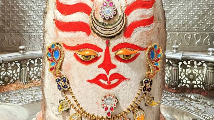 महाकालेश्वर मंदिर में वैसे तो ब्रह्म मुहूर्त से ही भस्म आरती में श्रद्धालुओं के दर्शन का सिलसिला शुरू हो जाता है, मगर प्रातः कालीन 6 बजे से लगातार कतारबद्ध होकर श्रद्धालु रात्रि तक दर्शन करते हैं.