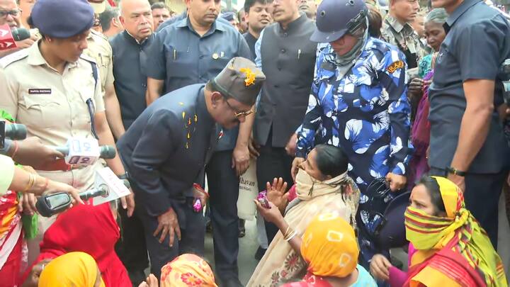 শেখ শাহজাহান এবং তাঁর সহযোগীদের দ্রুত গ্রেফতারের দাবি জানান তাঁরা। গ্রেফতার না করা হলে রাজ্যপাল চলে গেলে, তাঁদের উপর আরও অত্যাচার নেমে আসবে বলে আশঙ্কা জানিয়েছেন তাঁরা। রাজ্যপালের হাতে রাখিও পরিয়ে দেন তাঁরা।