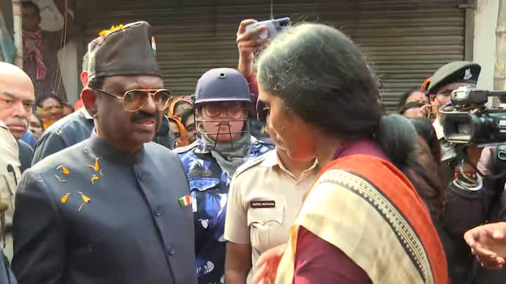 সবার অভিযোগ শোনেন রাজ্যপাল। যাবতীয় ব্য়বস্থা নেওয়ার আশ্বাস দিয়েছেন তিনি। গ্রামের মহিলাদের সুরক্ষিত রাখার জন্য়, নিরাপদে রাখার জন্য যা যা করার তিনি করবেন বলে জানিয়েছেন।