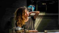 चुकीच्या पद्धतीने वाकून उठणे,झोपण्याची पद्धत, 'या' सवयींमुळे पाठदुखीची समस्या वाढू शकते