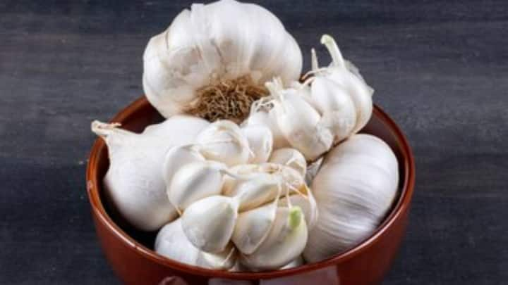 सुबह खाली पेट अक्सर लहसुन (Garlic) खाने की सलाह दी जाती है. खासकर गैस और कुछ छोटी बीमारियों में अक्सर लहसुन (Garlic Benefits) खाने की सलाह दी जाती है.