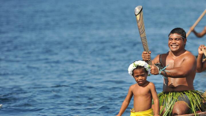 तीसरे नंबर पर है नाउरु (Nauru). यह देश 21 स्क्वायर किलोमीटर में बसा है. इस देश की आधिकारिक भाषा नाउरोन है. यहां डॉलर चलता है. यहां की आबादी 10 हजार के आसपास है.