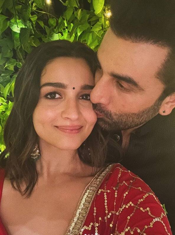 बॉलीवुड लाइफ के मुताबिक, शादी से पहले रणबीर कपूर ने आलिया को वेलेंटाइन डे पर लग्जरी ब्रांड 'चोपर्ड' का एक ब्रेसलेट गिफ्ट किया था, जिसकी कीमत करोड़ों में थी.