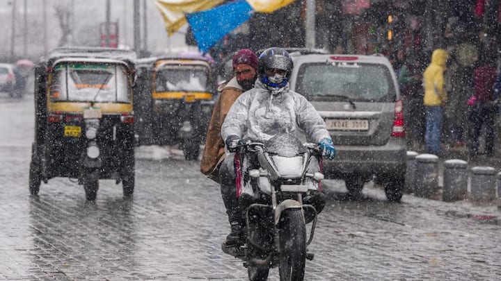 IMD Weather Update: मौसम विभाग के अनुसार, आज यानी सोमवार (12 फरवरी) को  उत्तर प्रदेश, बिहार और झारखंड में छिटपुट बारिश की संभावना है. इसके अलावा छत्तीसगढ़ और मध्य प्रदेश में ओलावृष्टि की चेतावनी है.