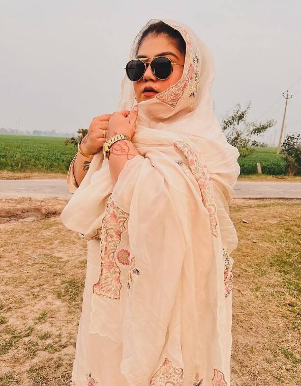 ਇੱਕ ਹੋਰ ਨੇ ਲਿਖਿਆ ਬਿਕਰਜੀਤ ਬਿਕਰ ਉਏ ਤੇਰੀ ਢਡਰੀਆ ਵਾਲੀ ਭਰਜਾਈ ਵਾਹਵਾ ਚੁੰਨੀਆ ਸਾਂਭੀ ਫਿਰਦੀ ਉਹਦੇ ਤੋ ਲੈ ਲਾ ਇਕ ਅਧੀ ਹੈਗਾ ਤਾ ਤੂੰ ਵੀ ਜਨਾਨਾ ਜਿਹਾ...