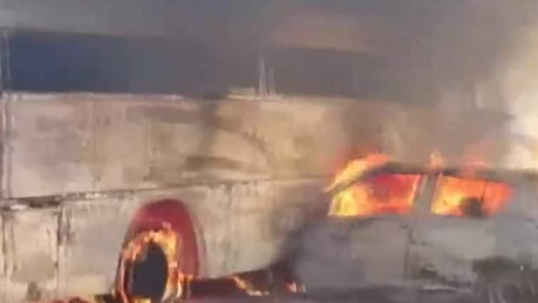 Mathura Yamuna Expressway accident Firozabad 5 people burnt alive after bus and car collision ANN Mathura Yamuna Expressway Accident: मथुरा में यमुना एक्सप्रेस-वे पर भीषण हादसा, फिरोजाबाद के 5 युवकों की कार में जिंदा जलकर मौत