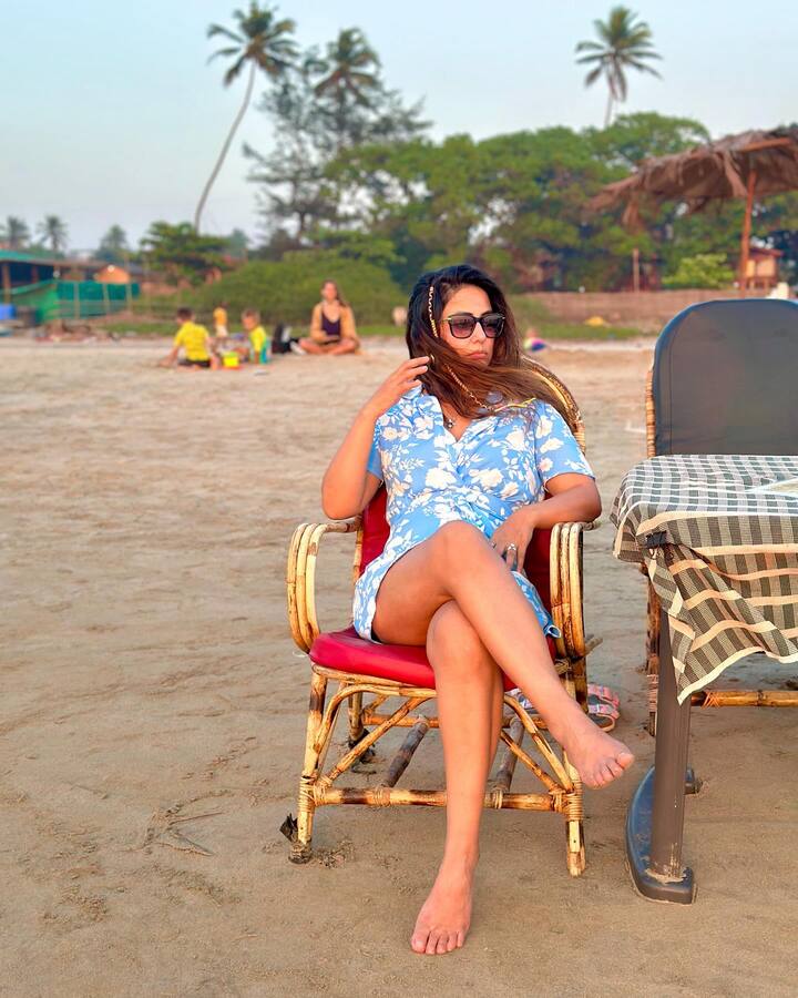 यावेळी तिने सनग्लासेस घातला असून तिचे केस उघडे ठेवले आहेत. हे फोटो शेअर करताना अभिनेत्रीने कॅप्शनमध्ये लिहिले की, 'गोव्यातील बीचवर.'(फोटो: realhinakhan/ig)