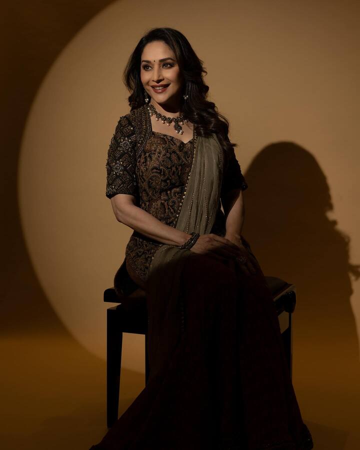 माधुरी दीक्षितने तिच्या आयुष्यात अनेकदा यशाची शिखरे पाहिली आहेत. या प्रवासामध्ये तिला पद्मश्री पुरस्काराने सन्मानित करण्यात आले आहे. इतकेच नाही तर, एक-दोन नव्हे, तब्बल 6 वेळा ‘फिल्मफेअर पुरस्कारां’वर माधुरीने आपले नाव कोरले आहे. तर, 14 वेळा तिने या पुरस्कारांत नामांकन मिळवले आहे.(pc:madhuridixitnene/ig)